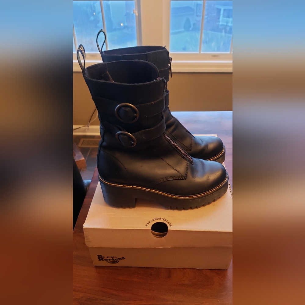 Doc Martens zipper front, buckle on the side boot